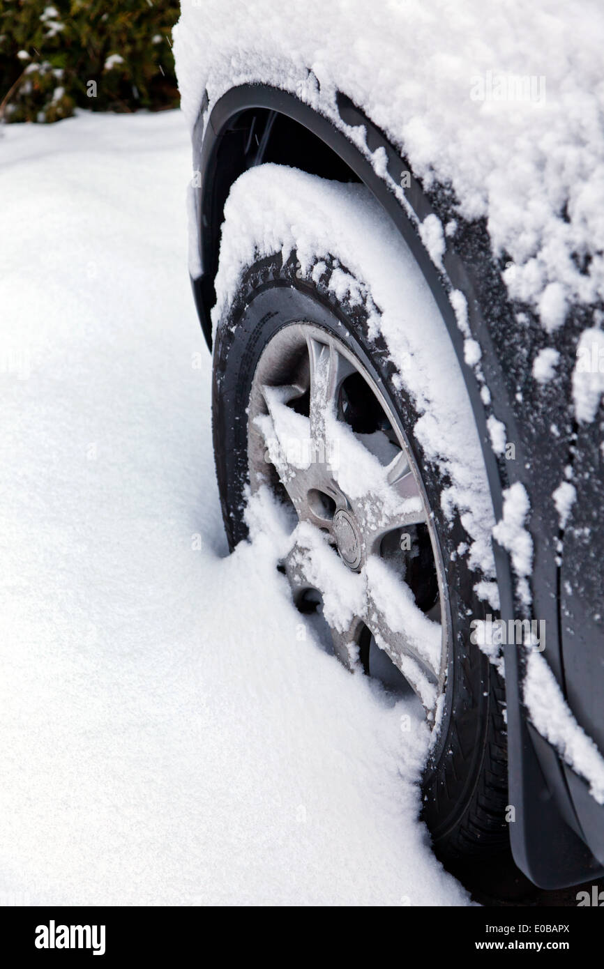 Winter tyres of a car in the snow. Motoring in winter., Winterreifen eines Autos im Schnee. Autofahren im Winter. Stock Photo