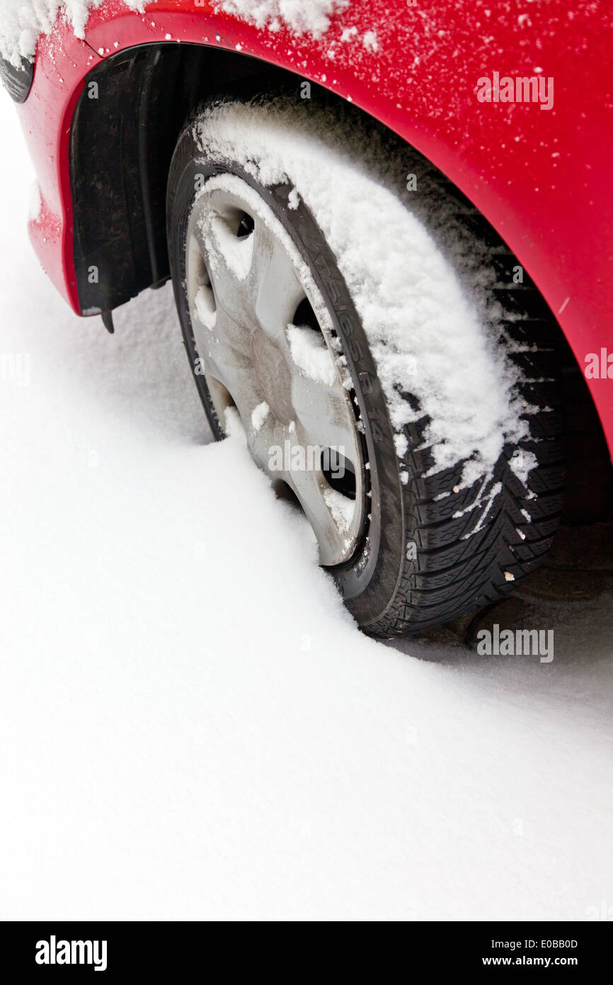 Winter tyres of a car in the snow. Motoring in winter., Winterreifen eines Autos im Schnee. Autofahren im Winter. Stock Photo