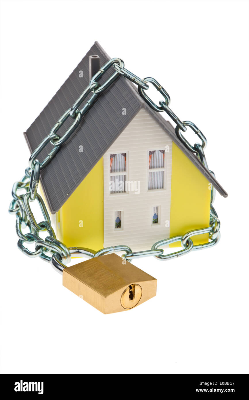 A single-family dwelling with chain and castle barred. Burglar alarm and security., Ein Einfamilienhaus mit Kette und Schloss ab Stock Photo