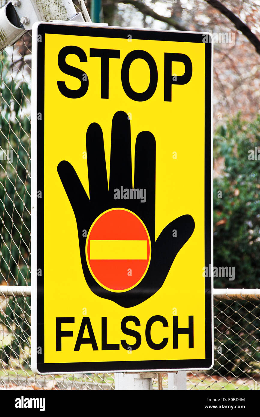 USAストリート看板　WRONG WAY Wrong way sign at side of highway, Utah, USA Stock Photo - Alamy