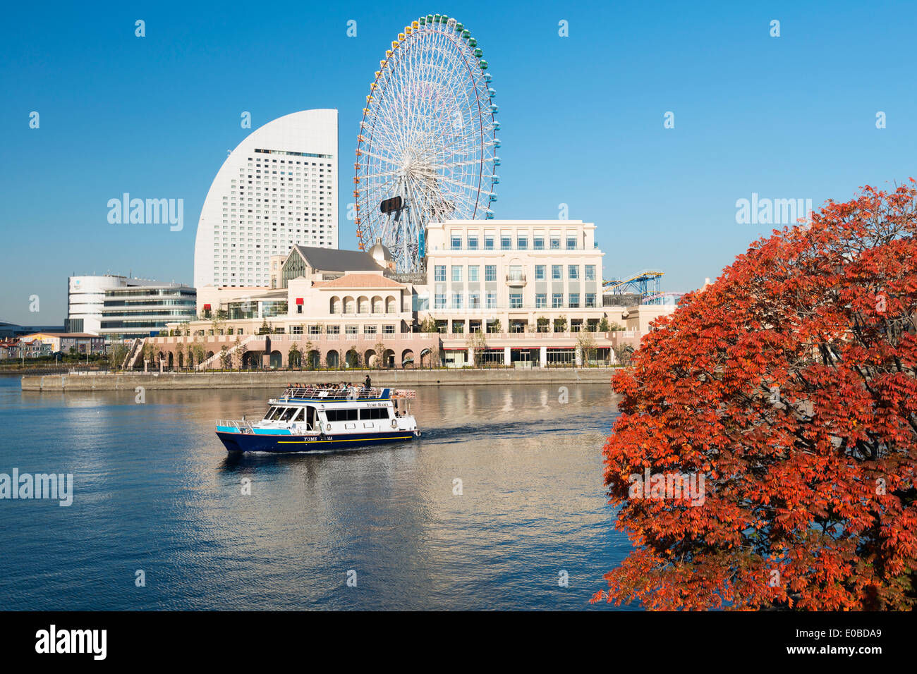 Yokohama Grand InterContinental Hotel and Cosmo Clock 21 Ferris Wheel. Yokohama, Kanagawa, Japan Stock Photo