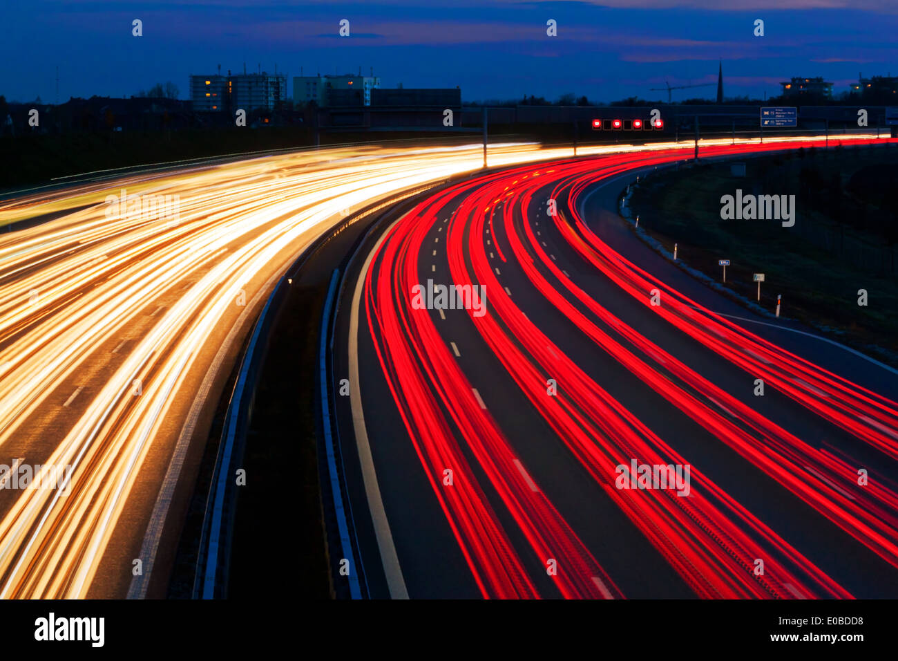 Cars at night on a highway. Light queues and luminous tracks, Autos in der Nacht auf einer Autobahn. Lichtschlangen und Leuchtsp Stock Photo