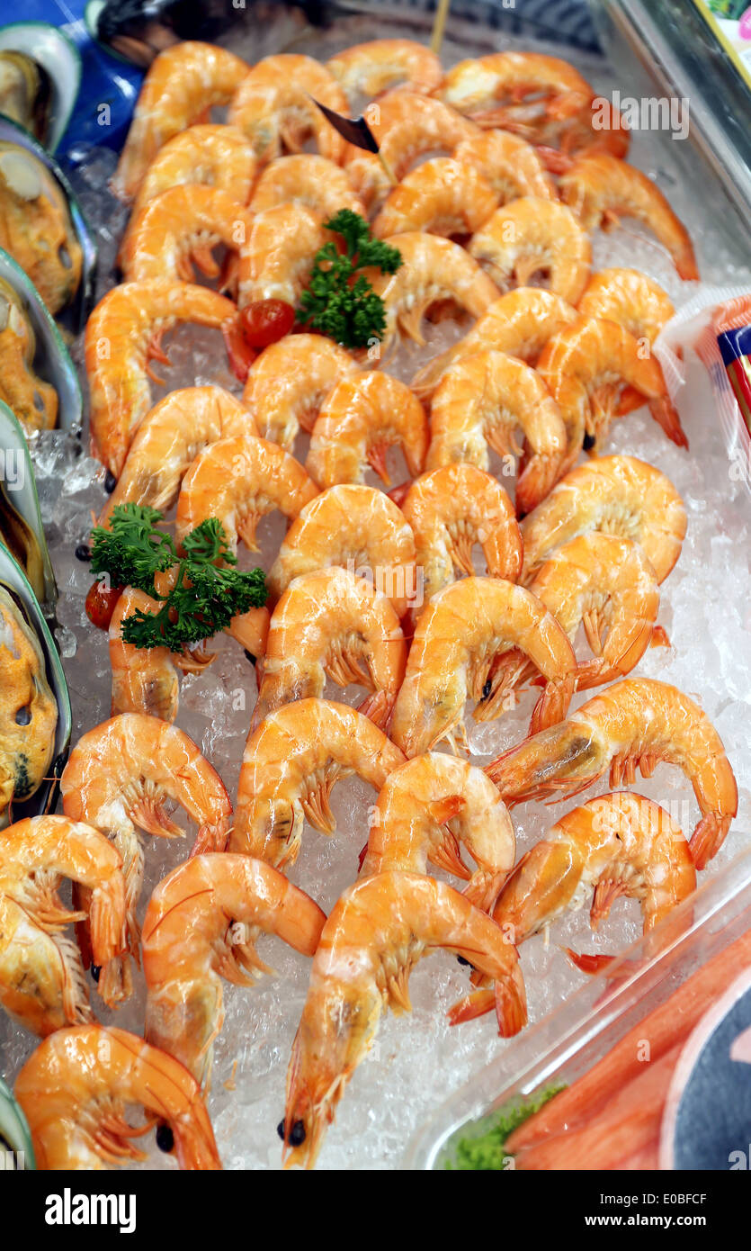 shrimp are on the ice at the storefront Stock Photo