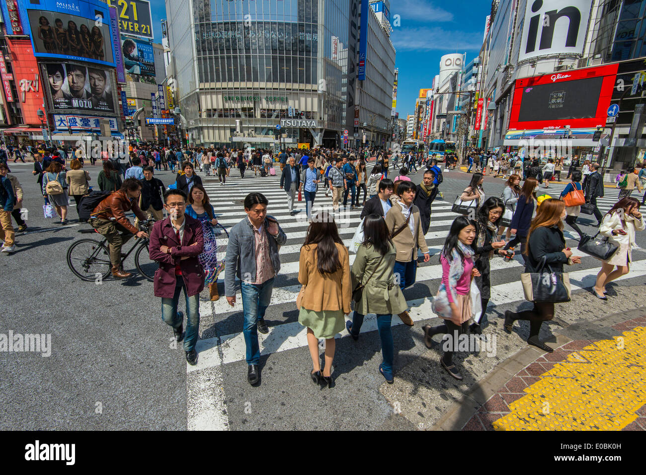 Pedestrians crossing the street at Shibuya crossing, Tokyo, Japan Stock Photo