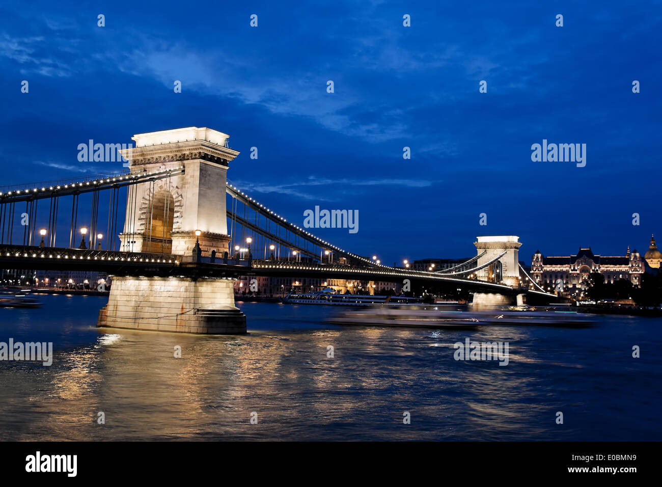 The suspension bridge is one of the landmarks of Budapest in Hungary, Die Kettenbruecke ist eines der Wahrzeichen von Budapest i Stock Photo