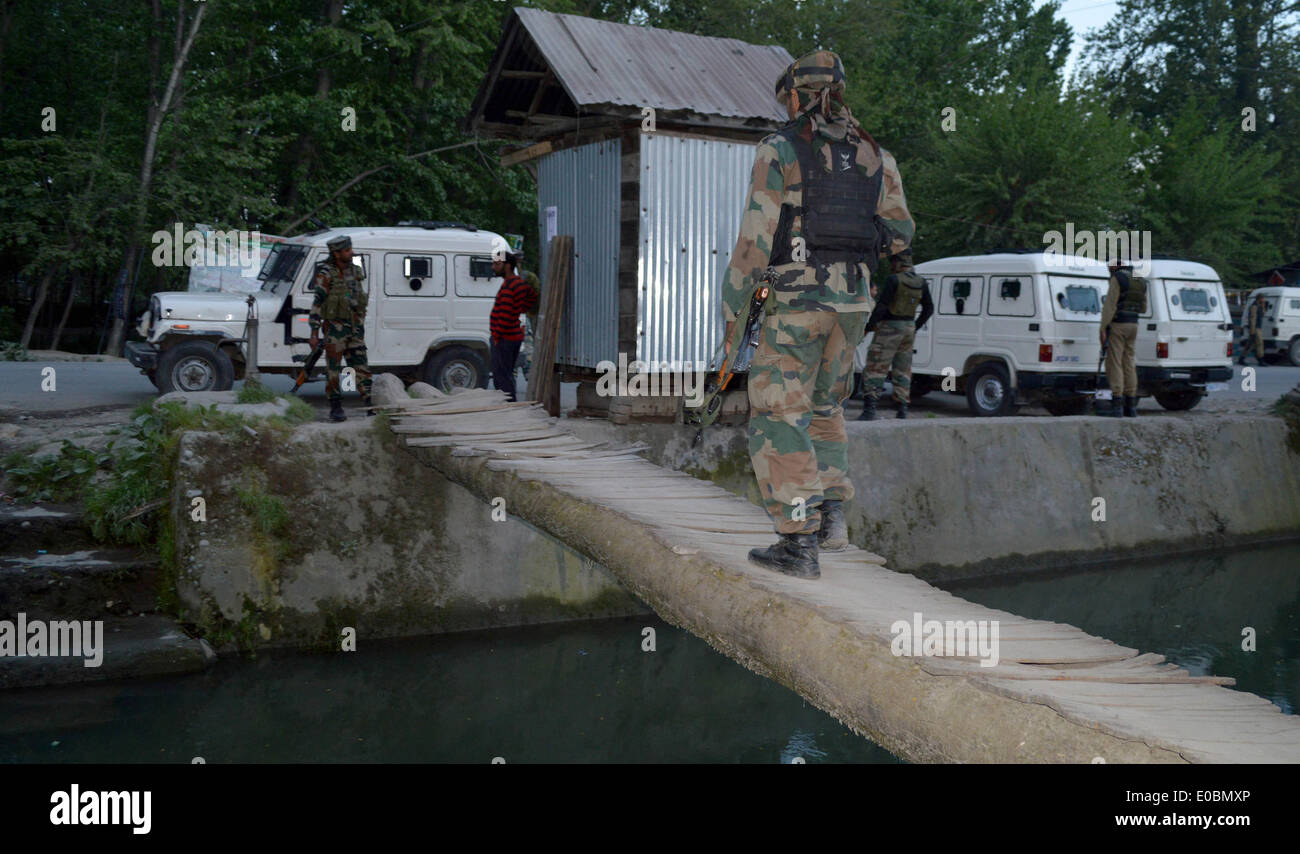 Srinagar, Indian Administered Kashmir. 08  May 2014  : I ndian army personnels cordon off the area after  Ghulam Mohammad Bhat of  ruling national conference this evening   a panchayat member shot dead  by un identified millitants  at wanpoh kulgam district   Credit:  Sofi Suhail/Alamy Live News ) Stock Photo