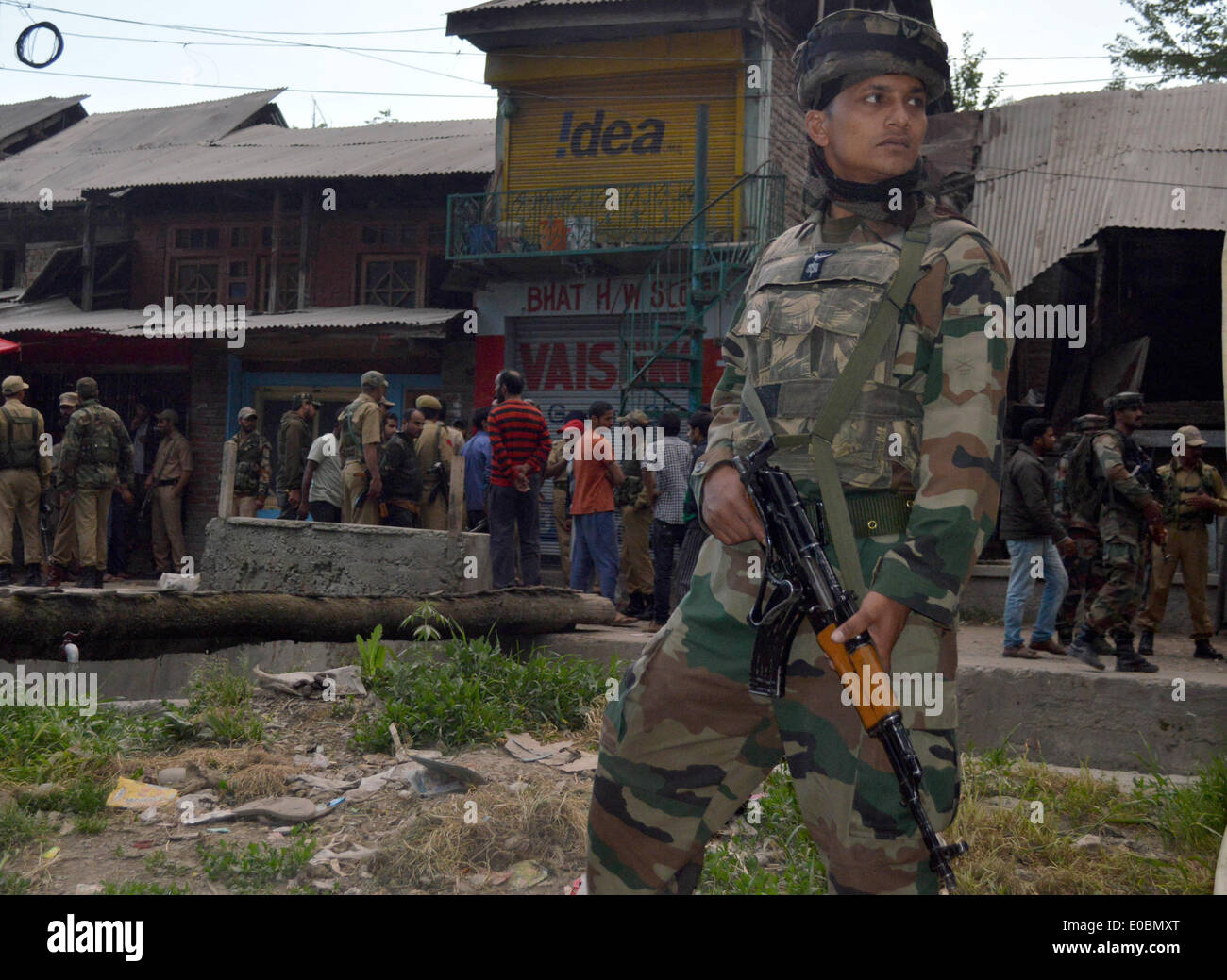 Srinagar, Indian Administered Kashmir. 08  May 2014  : I ndian army personnels cordon off the area after  Ghulam Mohammad Bhat of  ruling national conference this evening   a panchayat member shot dead  by un identified millitants  at wanpoh kulgam district   Credit:  Sofi Suhail/Alamy Live News ) Stock Photo