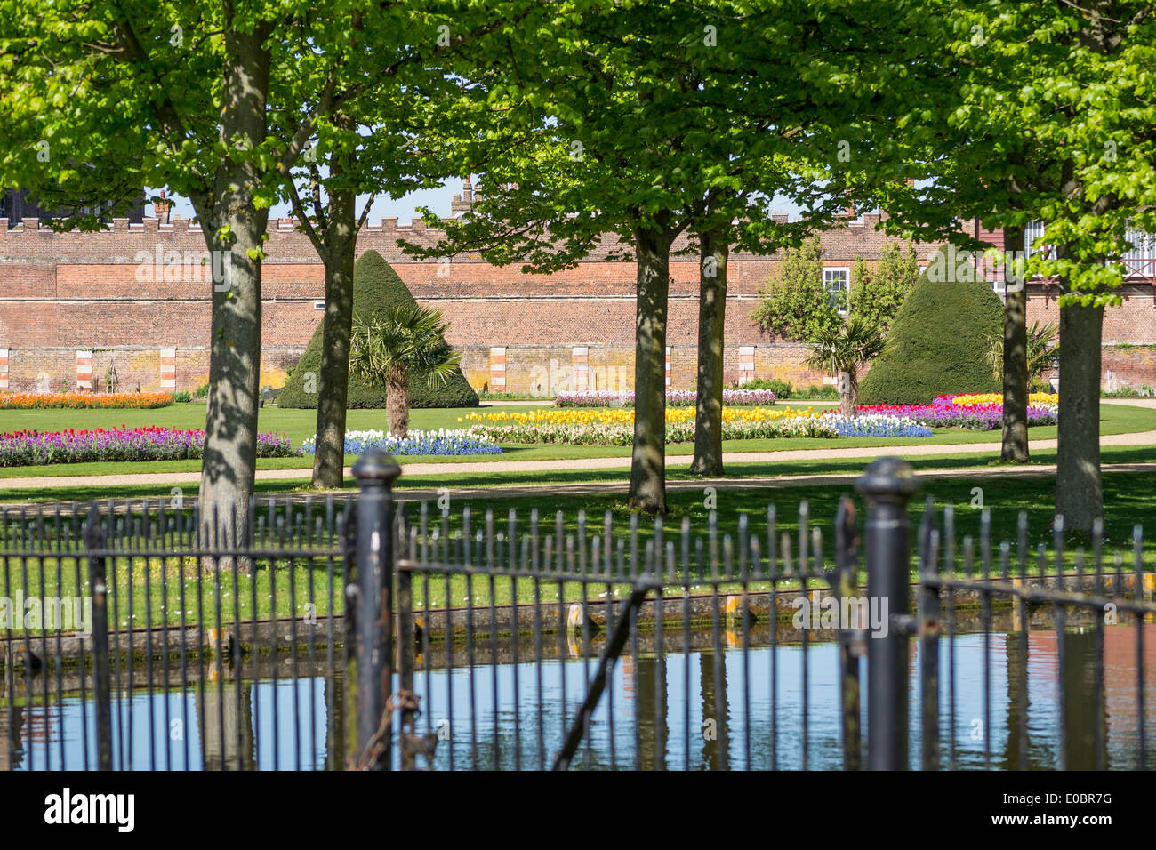 Hampton court palace garden hires stock photography and images Alamy
