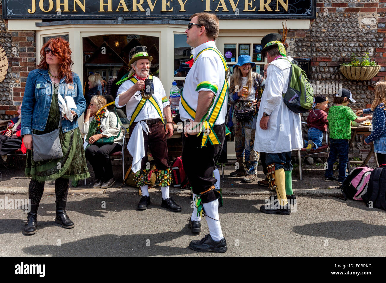 The Long Man Morris Men Relaxing Outside The John Harvey Tavern, Lewes, Sussex, England (May Day 2014) Stock Photo