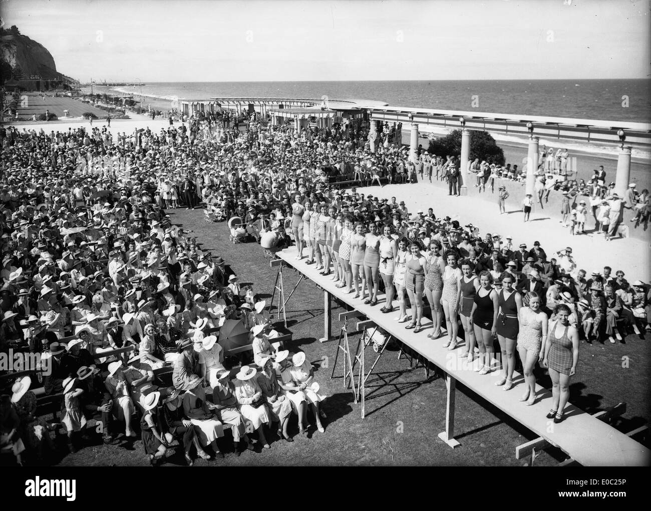 Beauty pageant contestants and crowd, Marine Parade, Napier, ca late 1930s Stock Photo