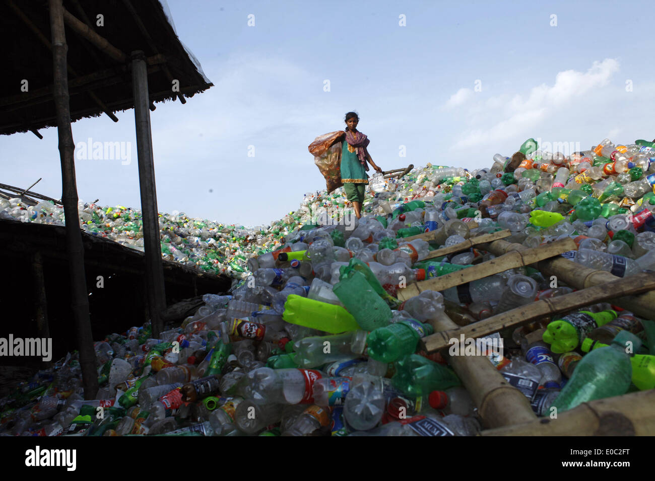 Dhaka, Bangladesh. 8th May, 2014. An women worker in a plastic bottle