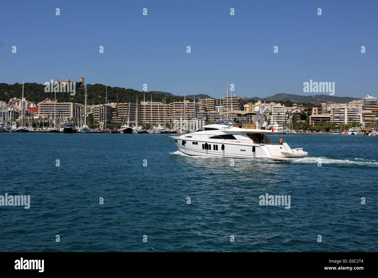 Luxury Mallorca - Luxury Fairline Motor Yacht - Palma Paseo Maritimo + marinas + historic Belver Castle - Palma de Mallorca Stock Photo