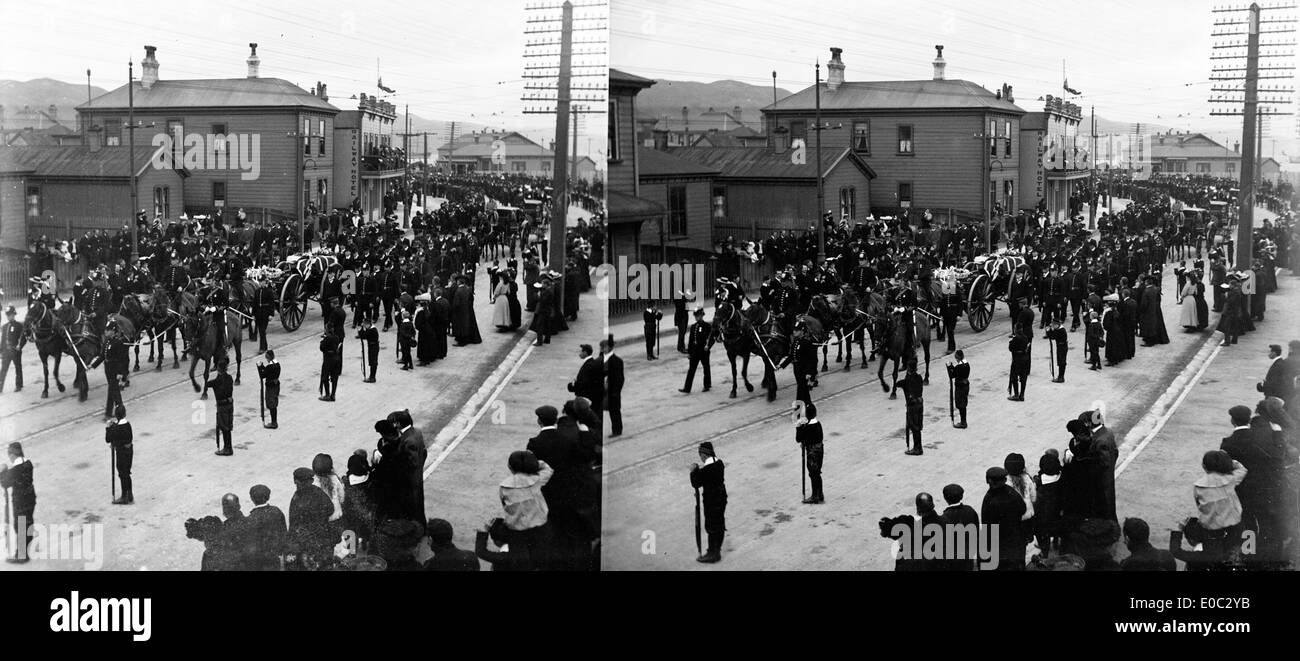 Stereoscopic view of the funeral procession of Sir Richard John Seddon on Thorndon Quay, Wellington, 1906 Stock Photo