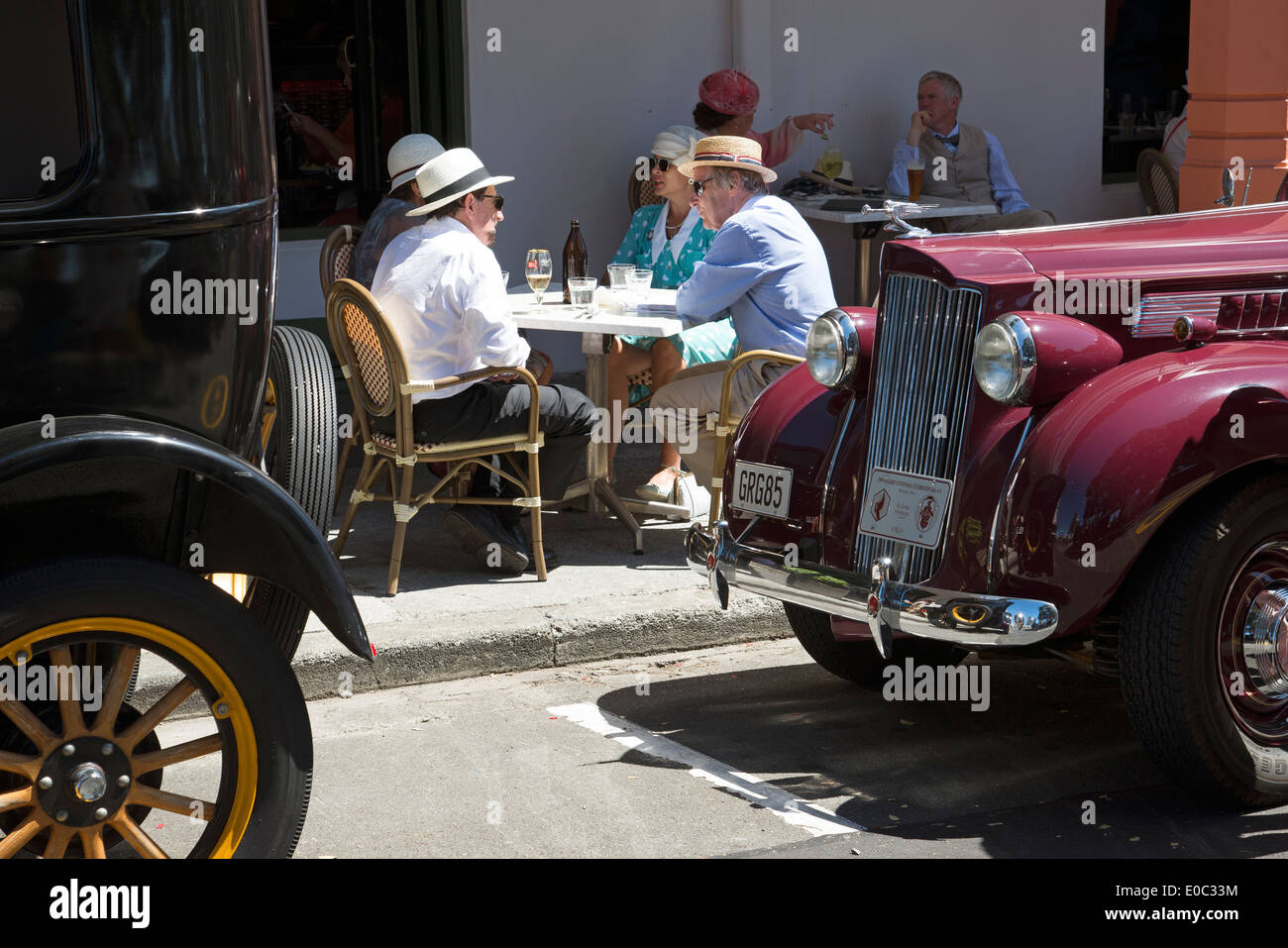 Art Deco weekend in Napier New Zealand visitors dining and classic cars parked outside the Masonic Hotel Stock Photo