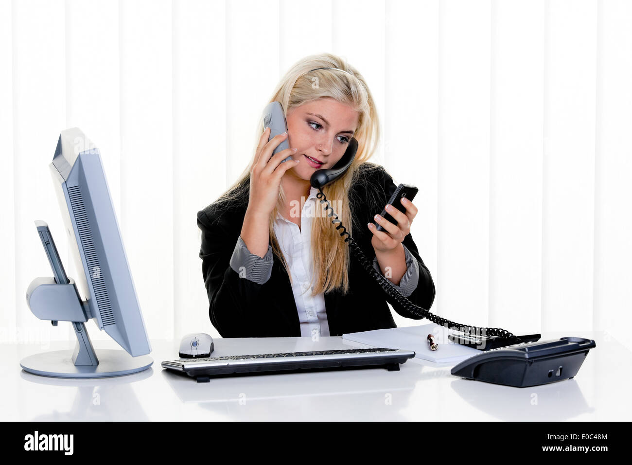 Young woman with problems and stress in the office., Junge Frau mit Problemen und Stress im Buero. Stock Photo