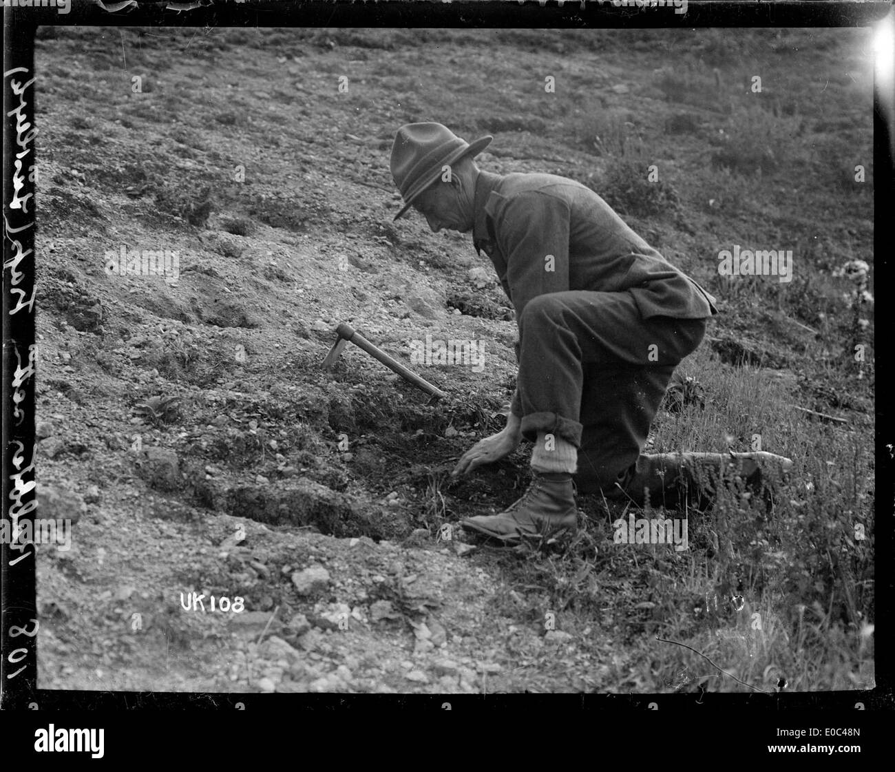 https://c8.alamy.com/comp/E0C48N/a-rabbiter-setting-a-trap-at-lustleigh-world-war-i-ca-1918-E0C48N.jpg