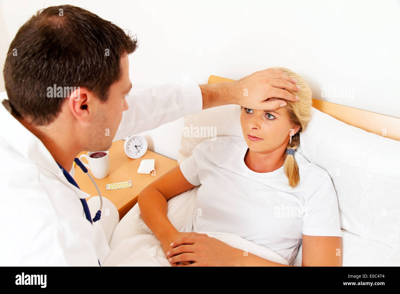 A doctor in house visit. If ill woman examines., Ein Arzt bei Hausbesuch. Untersucht kranke Frau. Stock Photo