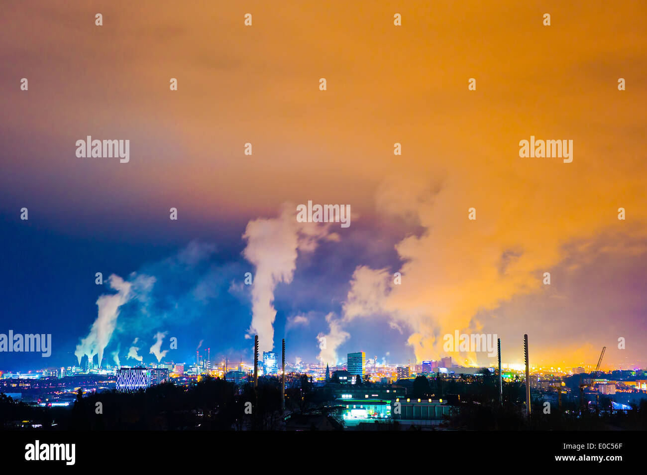 Austria Linz Upper Austria industrial chimney chimney chimney chimneys industrial chimney smoke exhaust gases co2 issues air pol Stock Photo