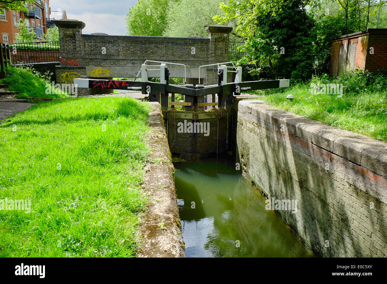 Canal lock gates closed on Grand Union Canal, Aylesbury Stock Photo