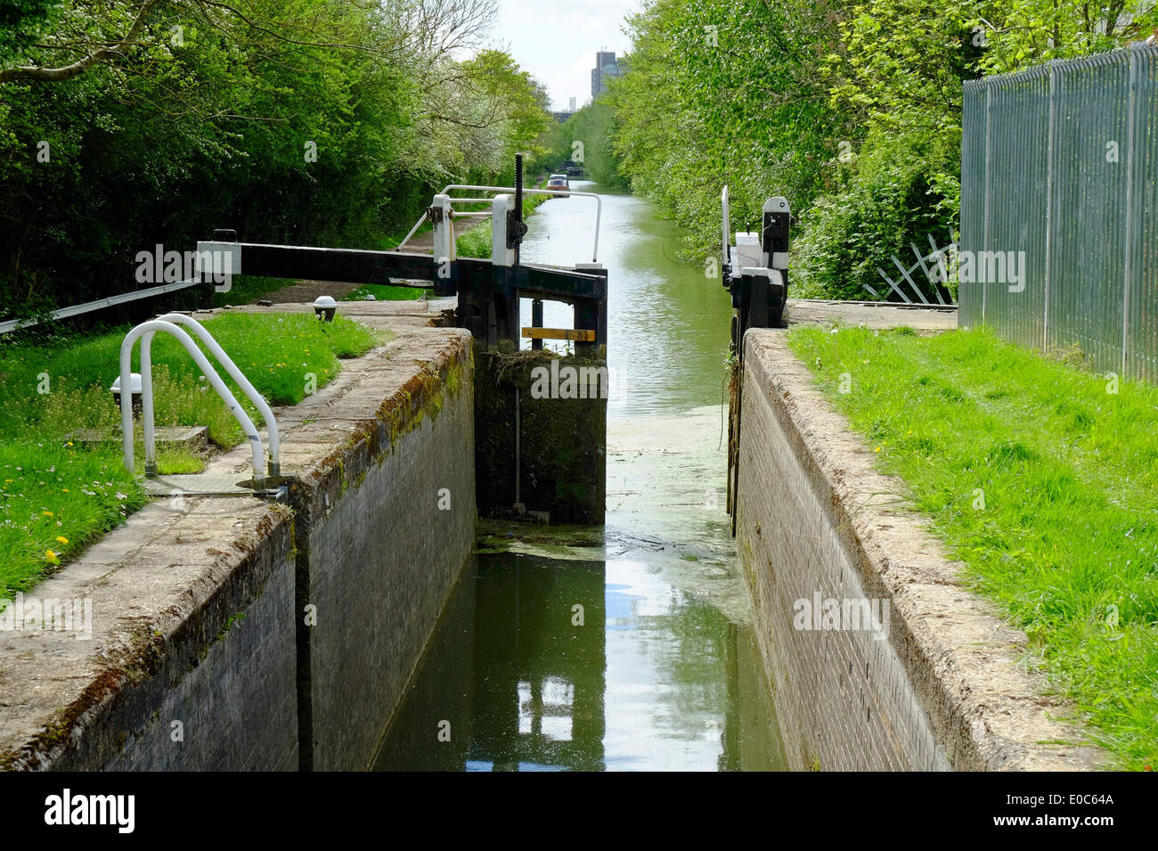 Canal lock gate left open on Grand Union Canal, Aylesbury Stock Photo