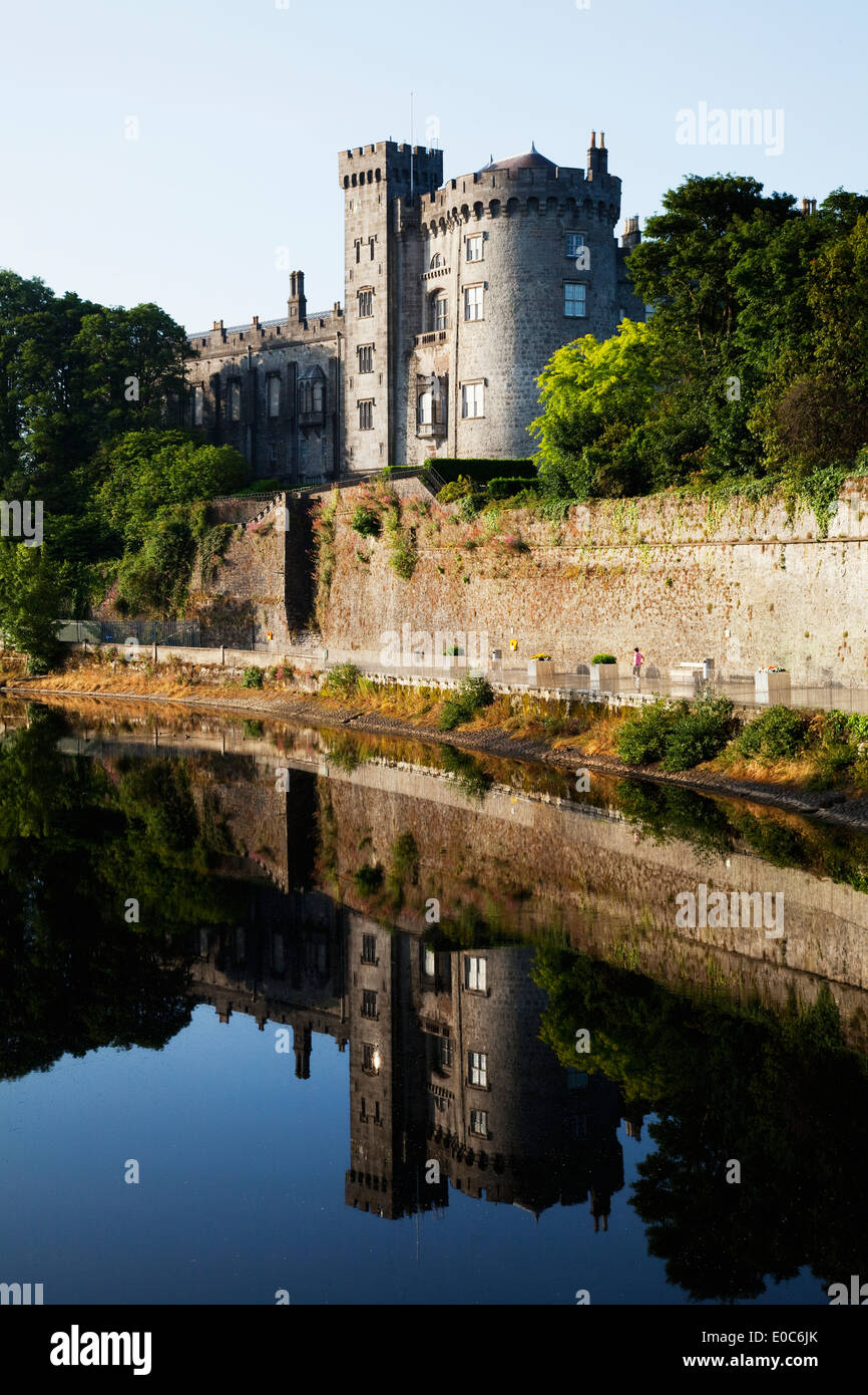 County kilkenny castle river nore hi-res stock photography and images ...