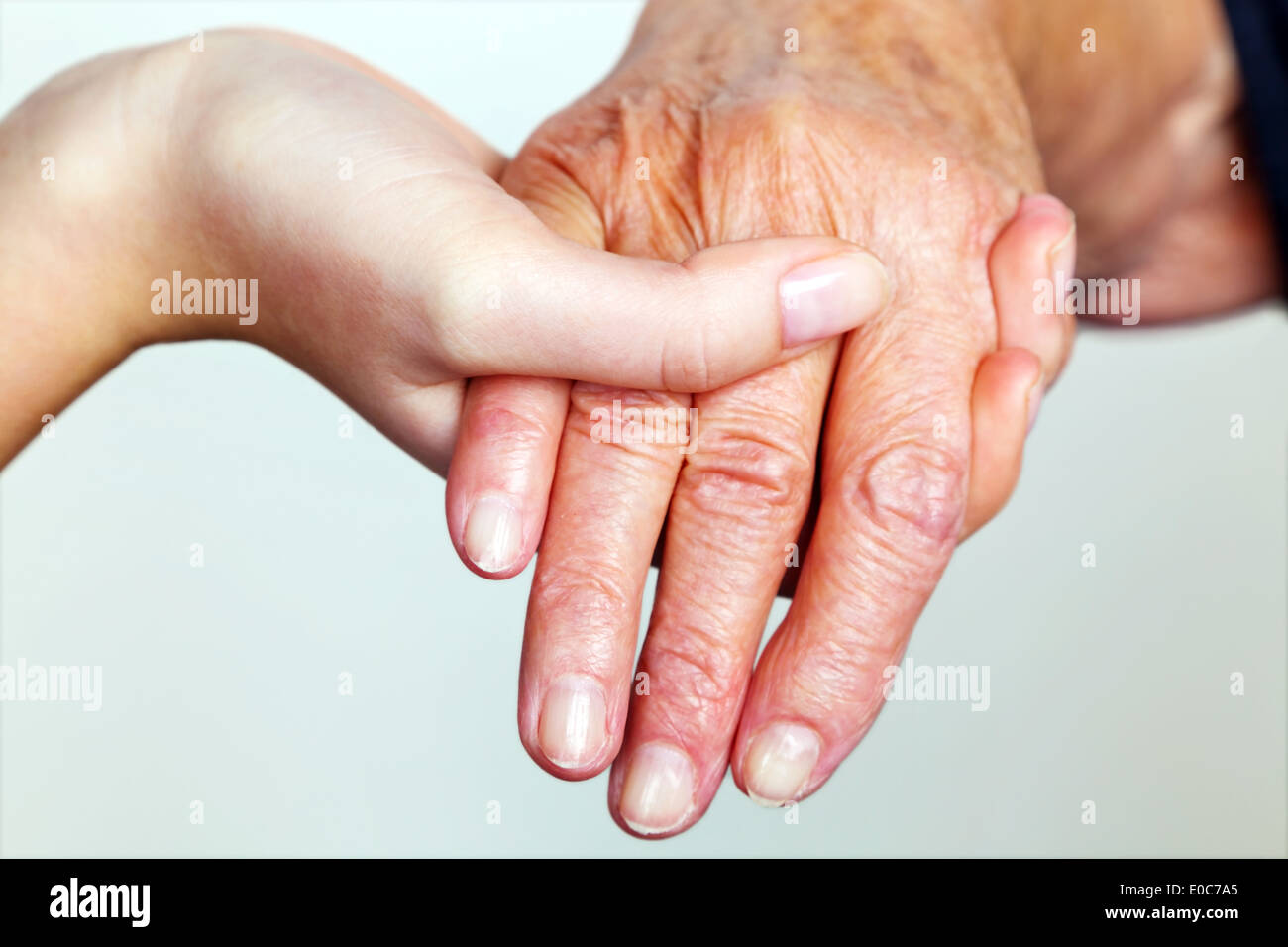 lte and young hand with walking floor. visit of the grandson, Eine lte und junge Hand mit Gehstock. besuch des Enkel Stock Photo