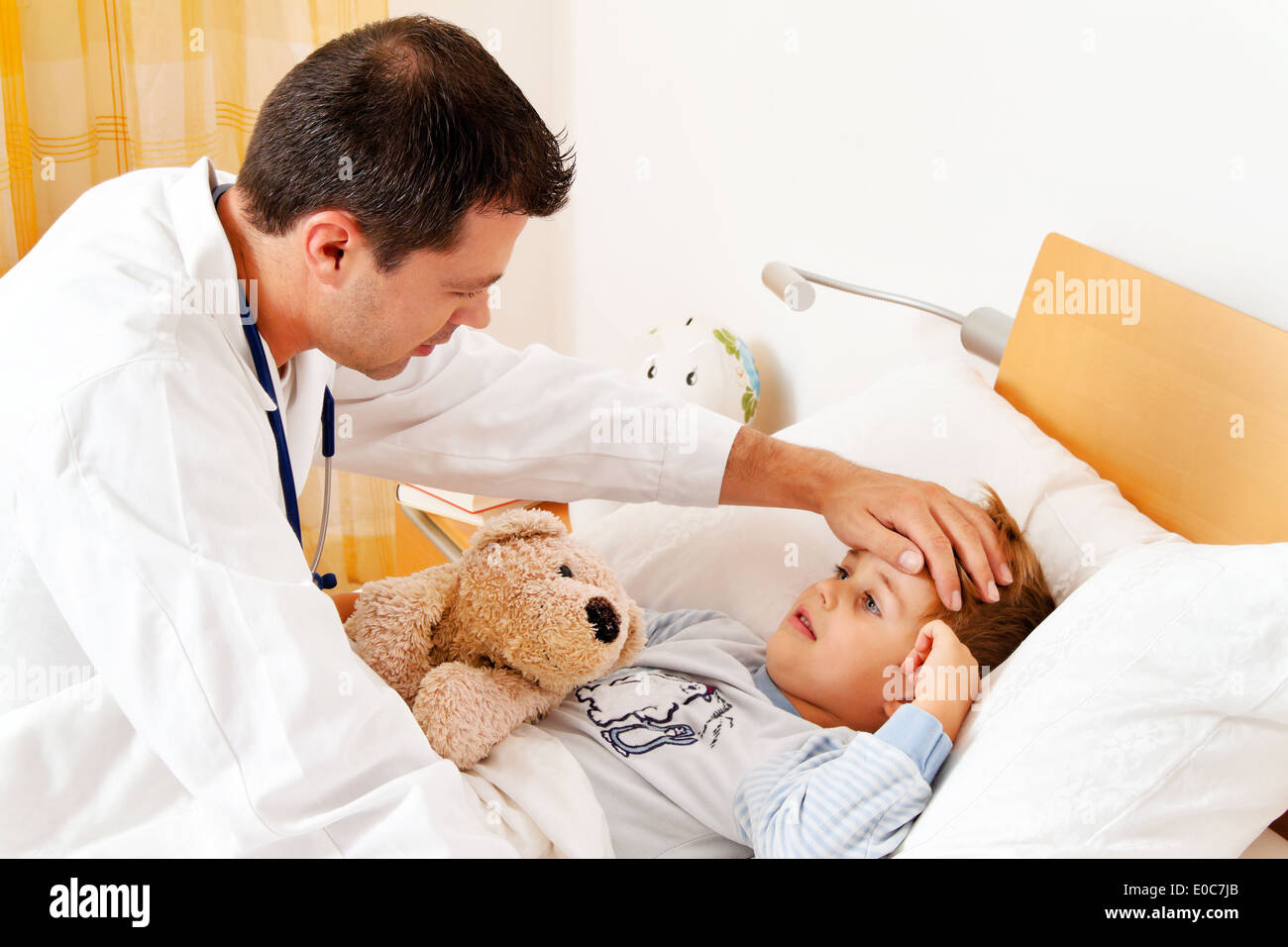 A doctor in house visit. If ill child examines., Ein Arzt bei Hausbesuch. Untersucht krankes Kind. Stock Photo