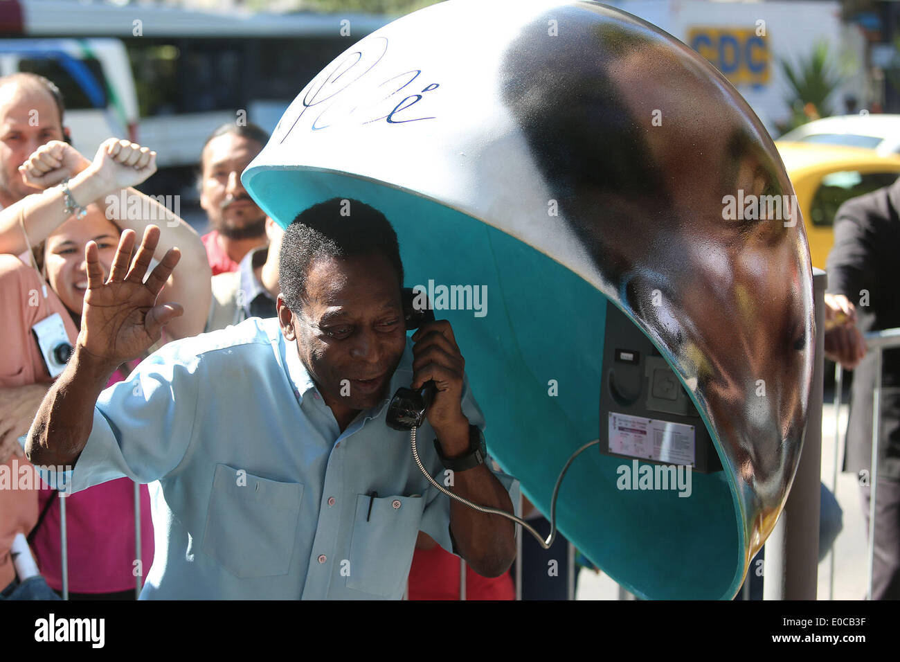 Sao Paulo, Sao Paulo will host the opening match of the FIFA World Cup between Brazil and Croatia. 12th June, 2014. The former Brazilian soccer player Edson Arantes do Nascimento also known as Pele poses during the 'Call Parade' in Sao Paulo, Brazil, on May 8, 2014. The parade is held as part of the preparations for the FIFA World Cup with all the phone booths decorated with the national soccer team colors and the image of Pele, as a homage. Sao Paulo will host the opening match of the FIFA World Cup between Brazil and Croatia, on June 12, 2014. Credit:  Rahel Patrasso/Xinhua/Alamy Live News Stock Photo