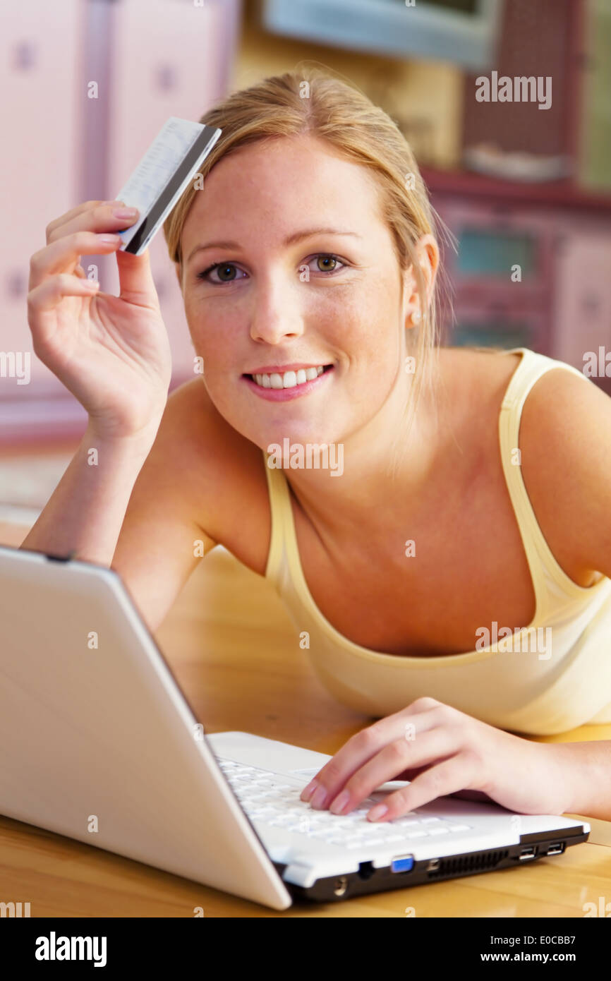 Woman with laptop computers and credit card with the Internet shop, Frau mit Laptop Computer und Kreditkarte beim Internet shopp Stock Photo