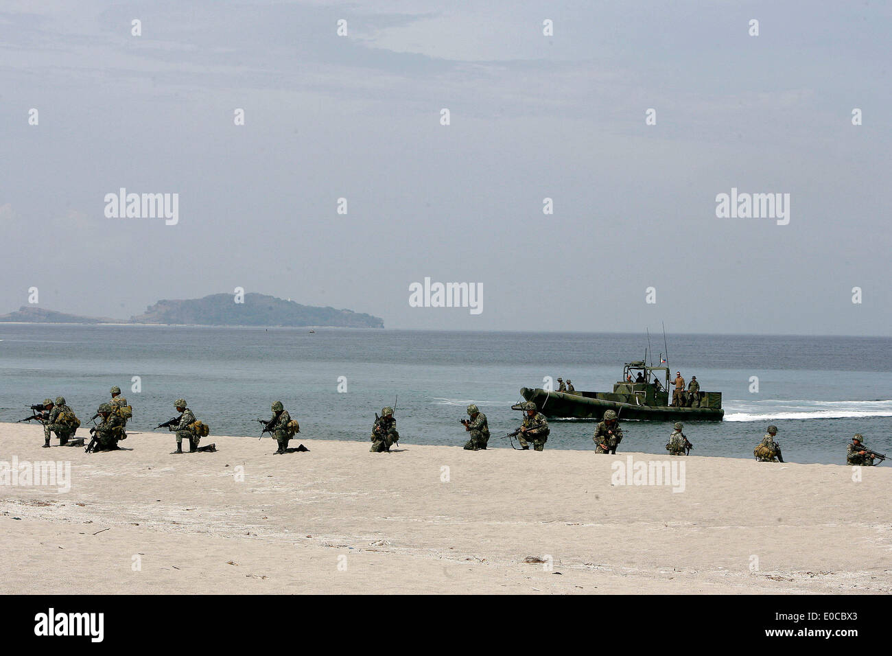 Zambales Province, Philippines. 9th May, 2014. Soldiers participate in the Boat Raid training exercise as part of the U.S.-Philippines military exercise dubbed as Balikatan at the Naval Education and Training Command in Zambales province, the Philippines, May 9, 2014. The 30th annual joint military drill dubbed as Balikatan involves 3,000 Filipino soldiers and 2,500 U.S. soldiers. © Rouelle Umali/Xinhua/Alamy Live News Stock Photo