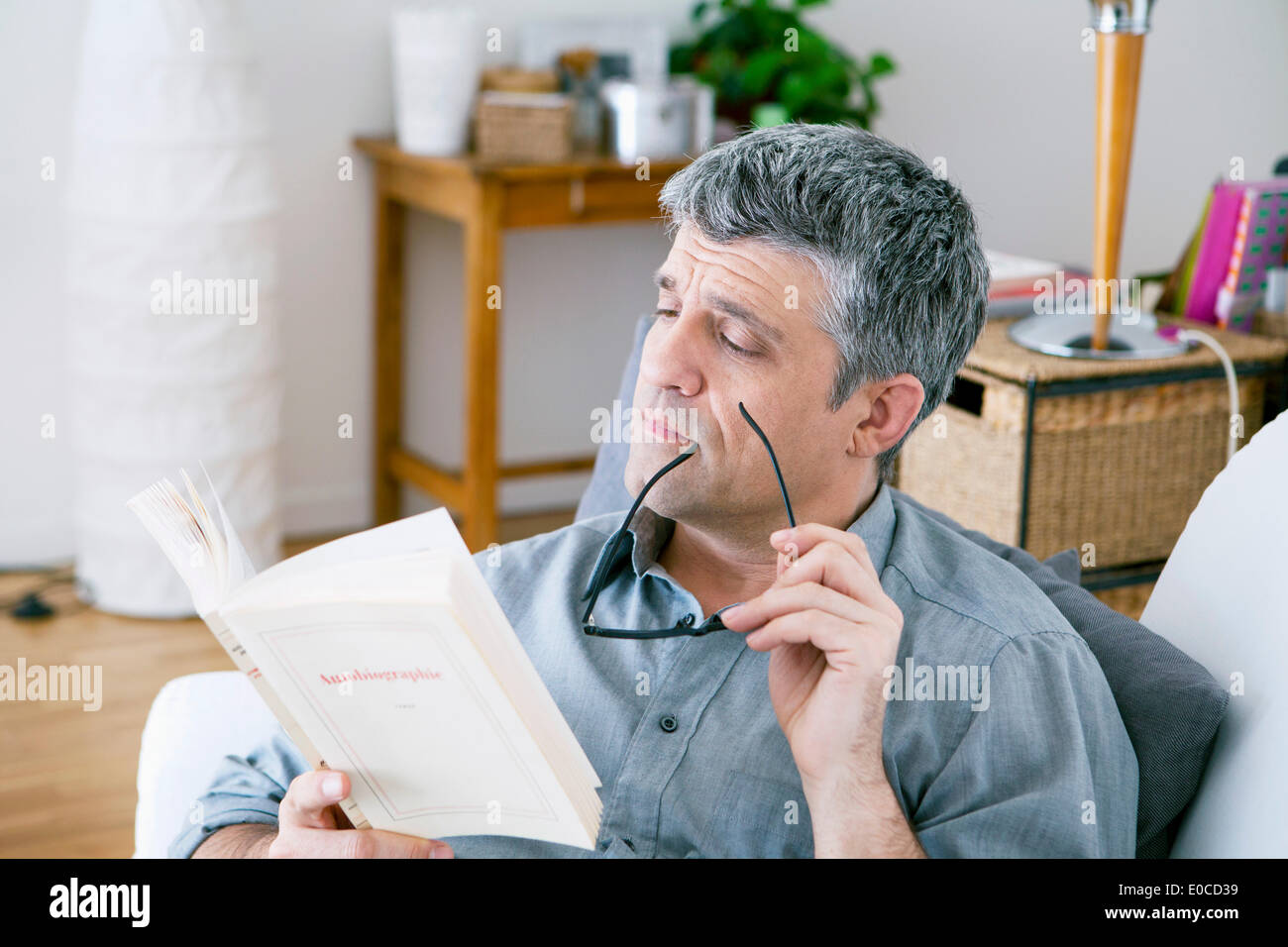 Seated man reading hi-res stock photography and images - Alamy