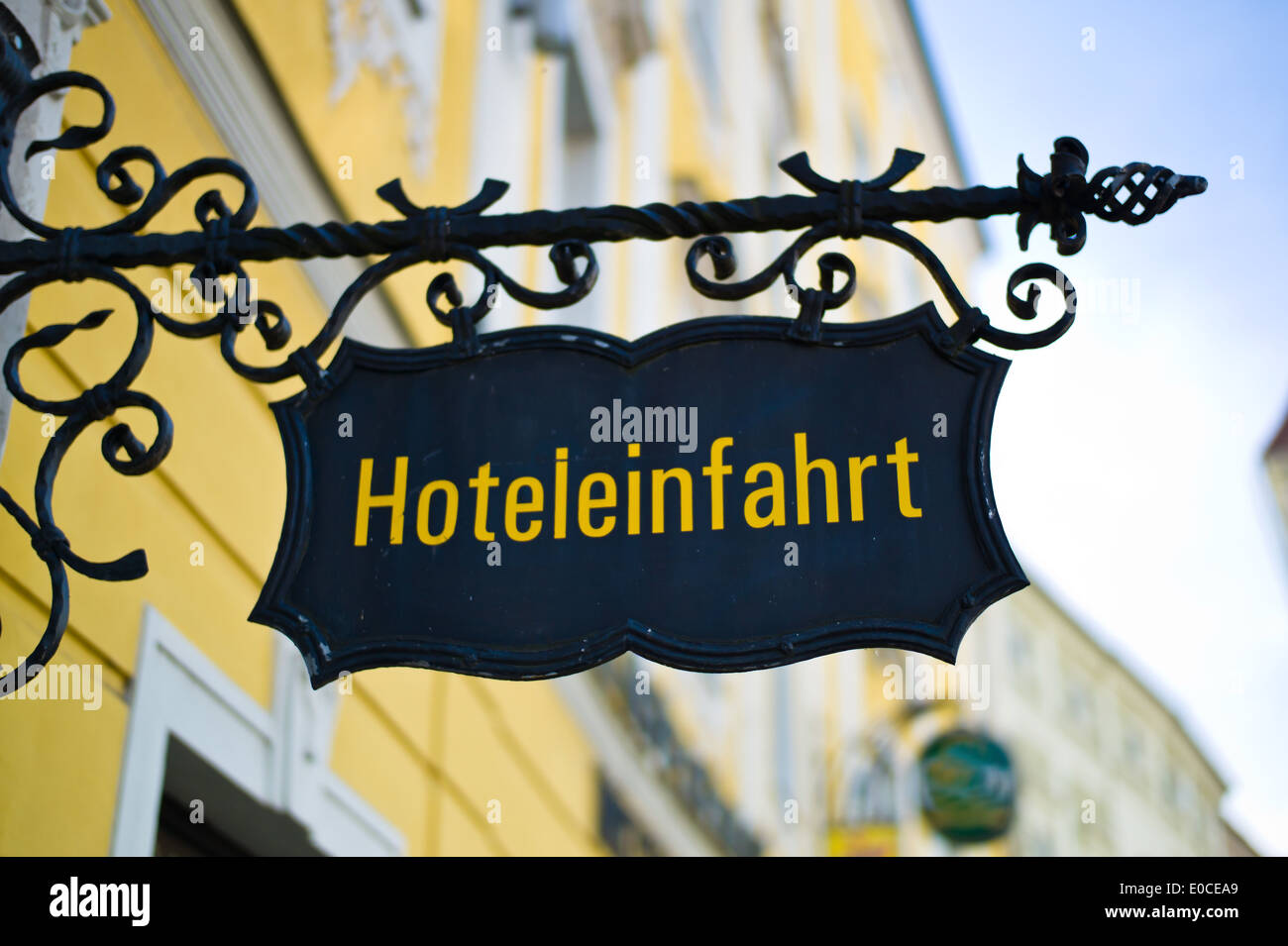 A sign with the entrance of a hotel. Hotel entrance, Ein Schild bei der Einfahrt eines Hotels. Hoteleinfahrt Stock Photo