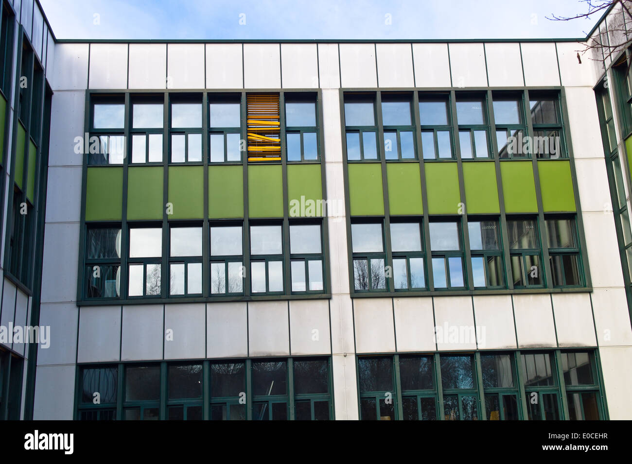 The building of a school from the outside takes photos. A window a Venetian blind, Das gebaeude einer Schule von aussen fotograf Stock Photo