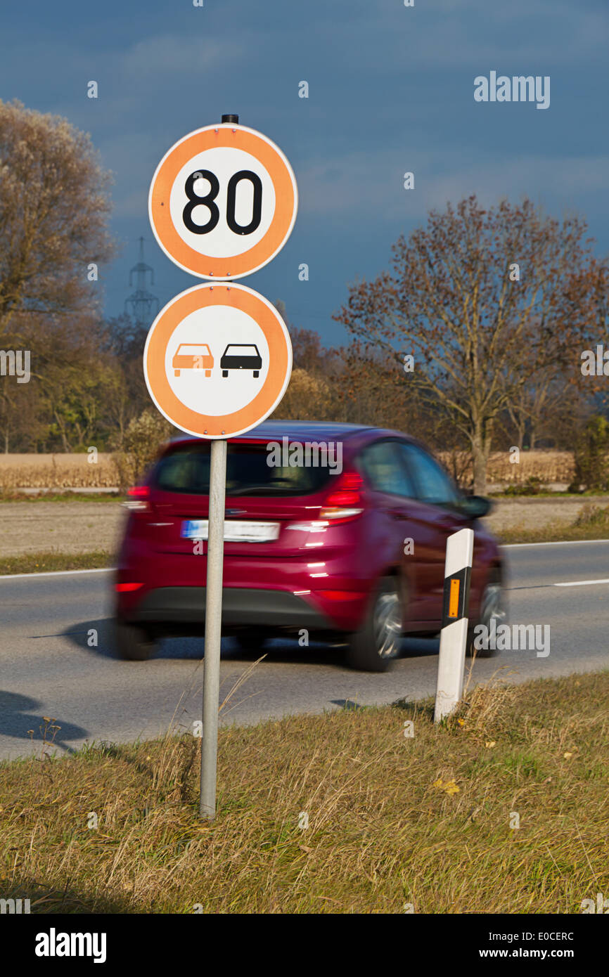 Road sign tempo 80 on a country road beyond the local area, Verkehrsschild Tempo 80 auf einer Landstrasse ausserhalb des Ortsgeb Stock Photo