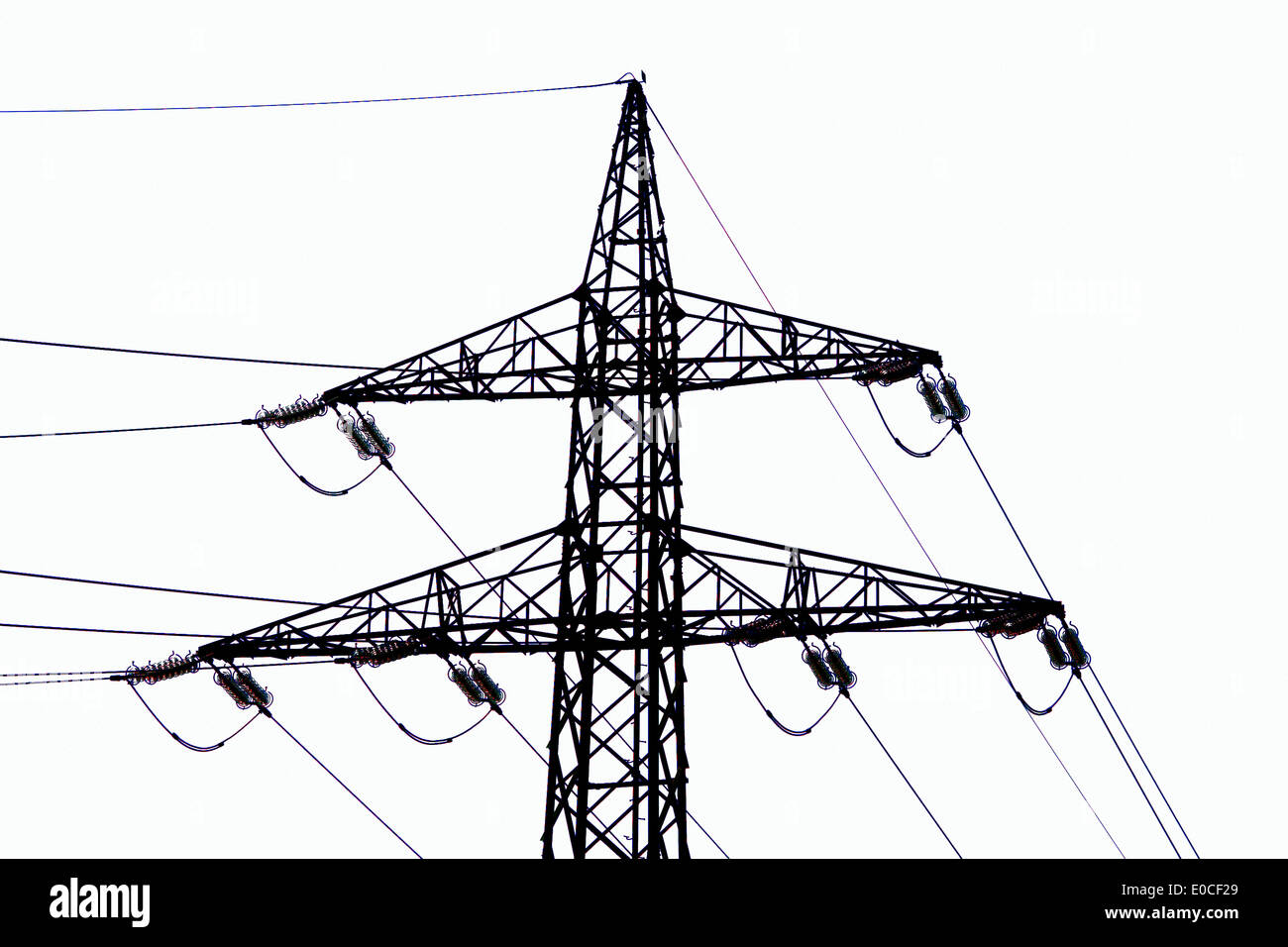Of the masts of a power supply line before blue sky. High-tension management, Der Masten einer Stromleitung vor blauem Himmel. H Stock Photo