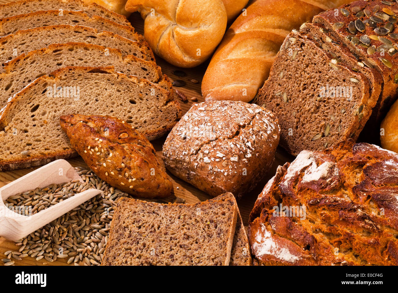 Several different kinds of bread. Healthy food by fresh cakes and pastries., Mehrere verschiedene Sorten Brot. Gesunde Ernaehrun Stock Photo