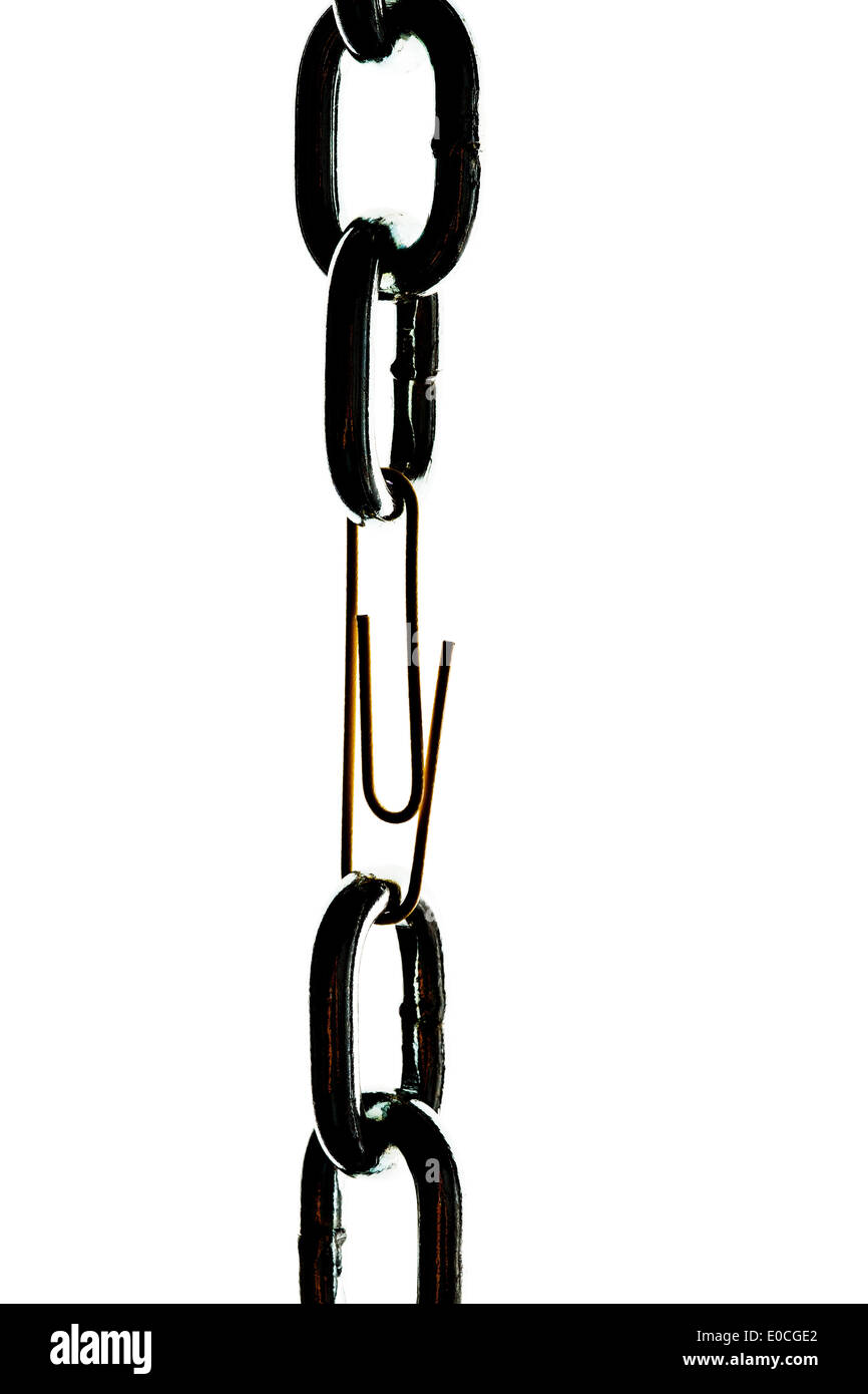 Defective steel chain is held together by a clip, Defekte Stahlkette wird von einer Baeueroklammer zusammengehalten Stock Photo