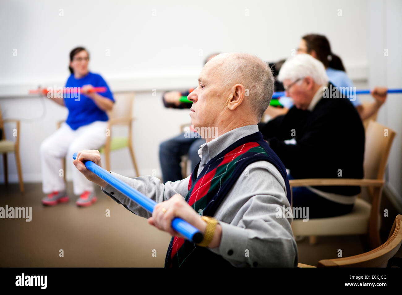 Люди с болезнью паркинсона видео. Реабилитация при болезни паркинсона pansionat help. Реабилитация. Физиотерапия пожилым людям. Люди с болезнью паркинсона.