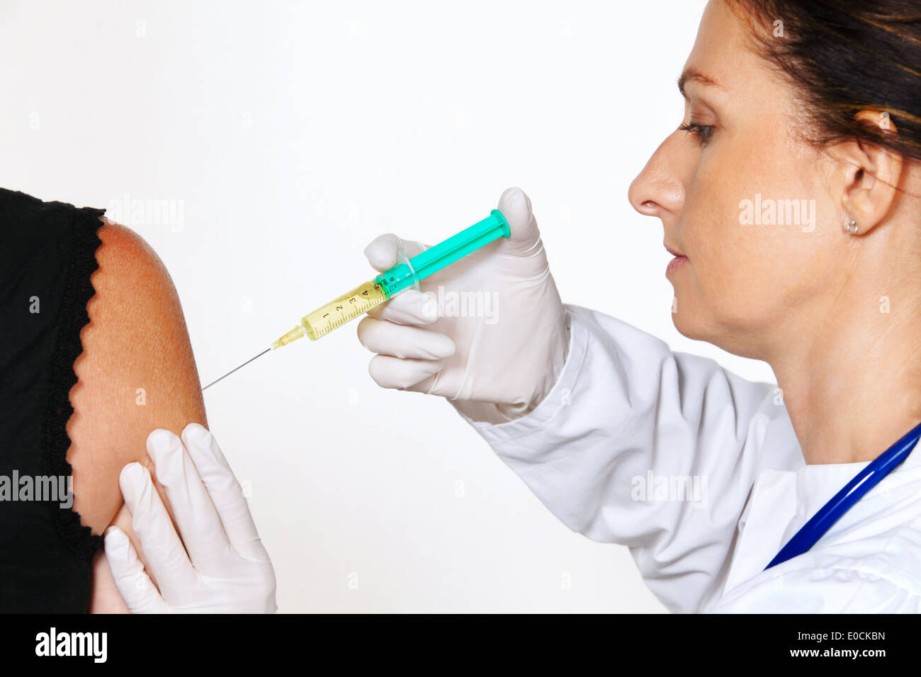 Young doctor inoculates patient against illnesses and influenza., Junger Arzt impft Patient gegen Krankheiten und Grippe. Stock Photo