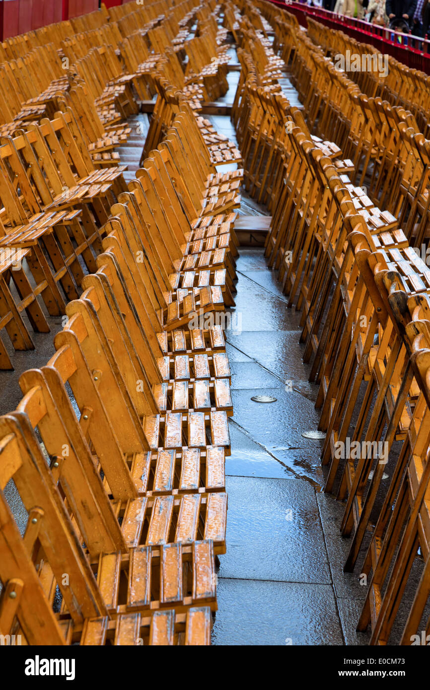 Many empty armchairs because of rain in event., Viele leere Sessel wegen Regens bei Veranstaltung. Stock Photo
