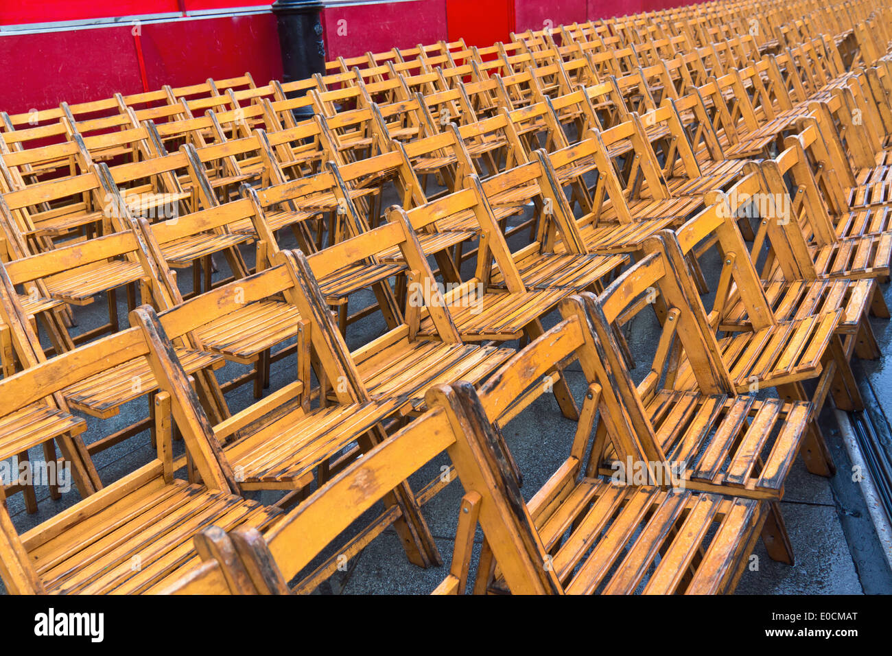 Many empty armchairs because of rain in event., Viele leere Sessel wegen Regens bei Veranstaltung. Stock Photo