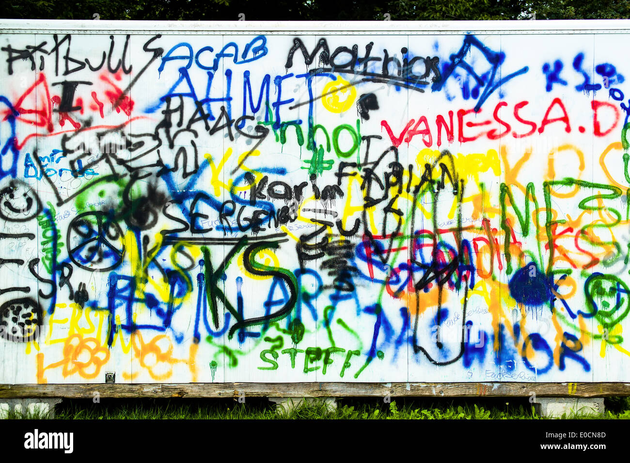Many different words in coloured colour on a wall, Viele verschiedene Worte in bunter Farbe auf einer Mauer Stock Photo