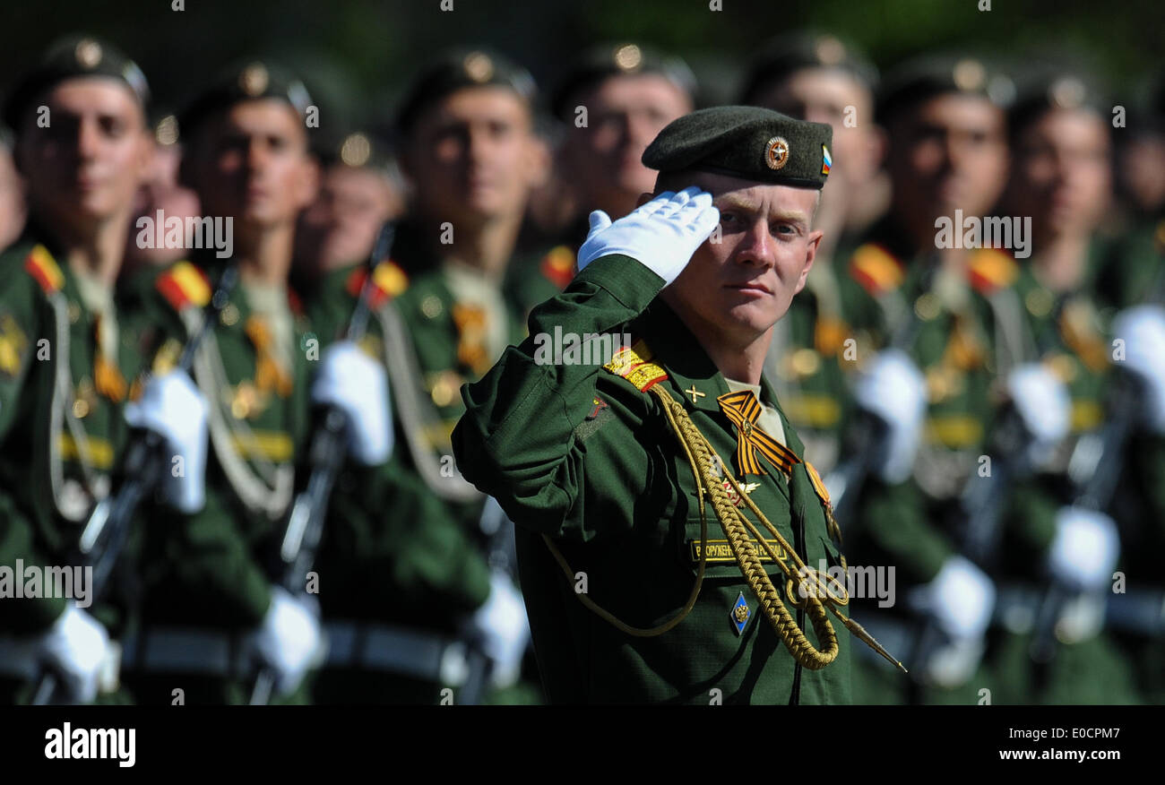 Солдат отдает. Военный отдает честь. Солдат России отдает честь. Русский солдат отдает честь. Русский военный отдает честь.