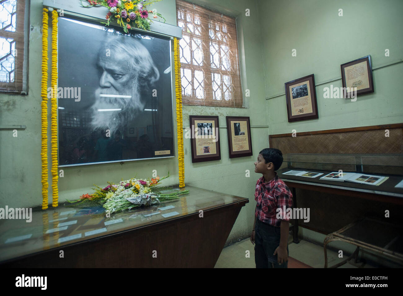 Calcutta. 9th May, 2014. A boy looks at a photo of Rabindranath Tagore in the Nobel laureate's house during a celebration of Tagore's birth anniversary in Calcutta, east of India on May 9, 2014. © Xinhua Photo/Tumpa Mondal/Xinhua/Alamy Live News Stock Photo