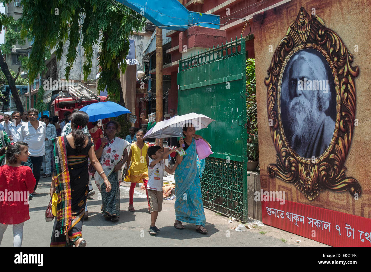 Calcutta. 9th May, 2014. Visitors pass a photo of Rabindranath Tagore as they enter the Nobel laureate's house during a celebration of Tagore's birth anniversary in Calcutta, east of India on May 9, 2014. © Xinhua Photo/Tumpa Mondal/Xinhua/Alamy Live News Stock Photo