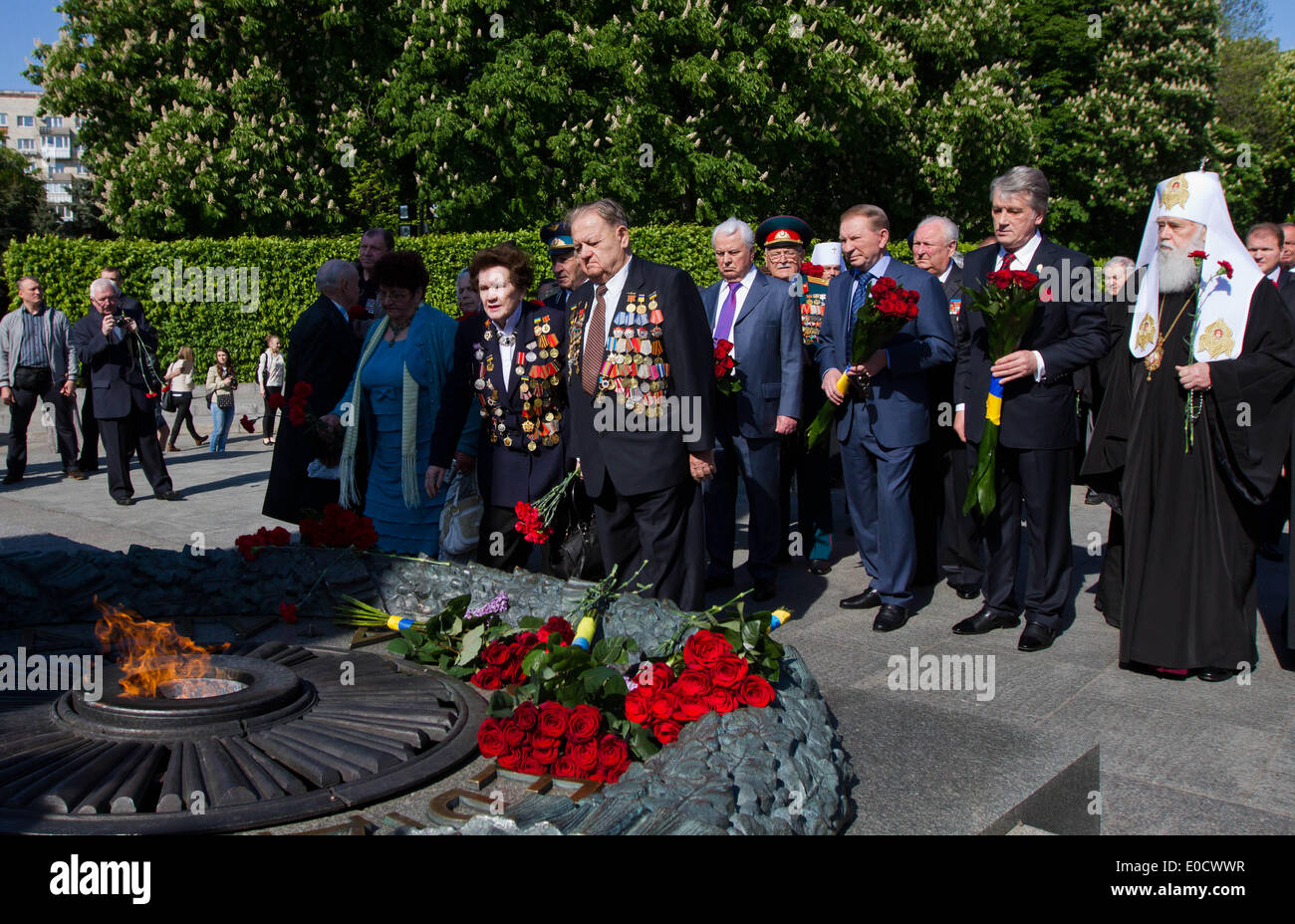 Kiev, Ukraine. 9th May, 2014. Three ex-presidents of Ukraine (from left) Leonid Kravchuk, Leonid Kuchma and Viktor Yushchenko lay flovers at the Memorial of Eternal Glory during a commemoration ceremony to mark the 69th anniversary of Victory in the Great Patriotic War Credit:  Sergii Kharchenko/NurPhoto/ZUMAPRESS.com/Alamy Live News Stock Photo