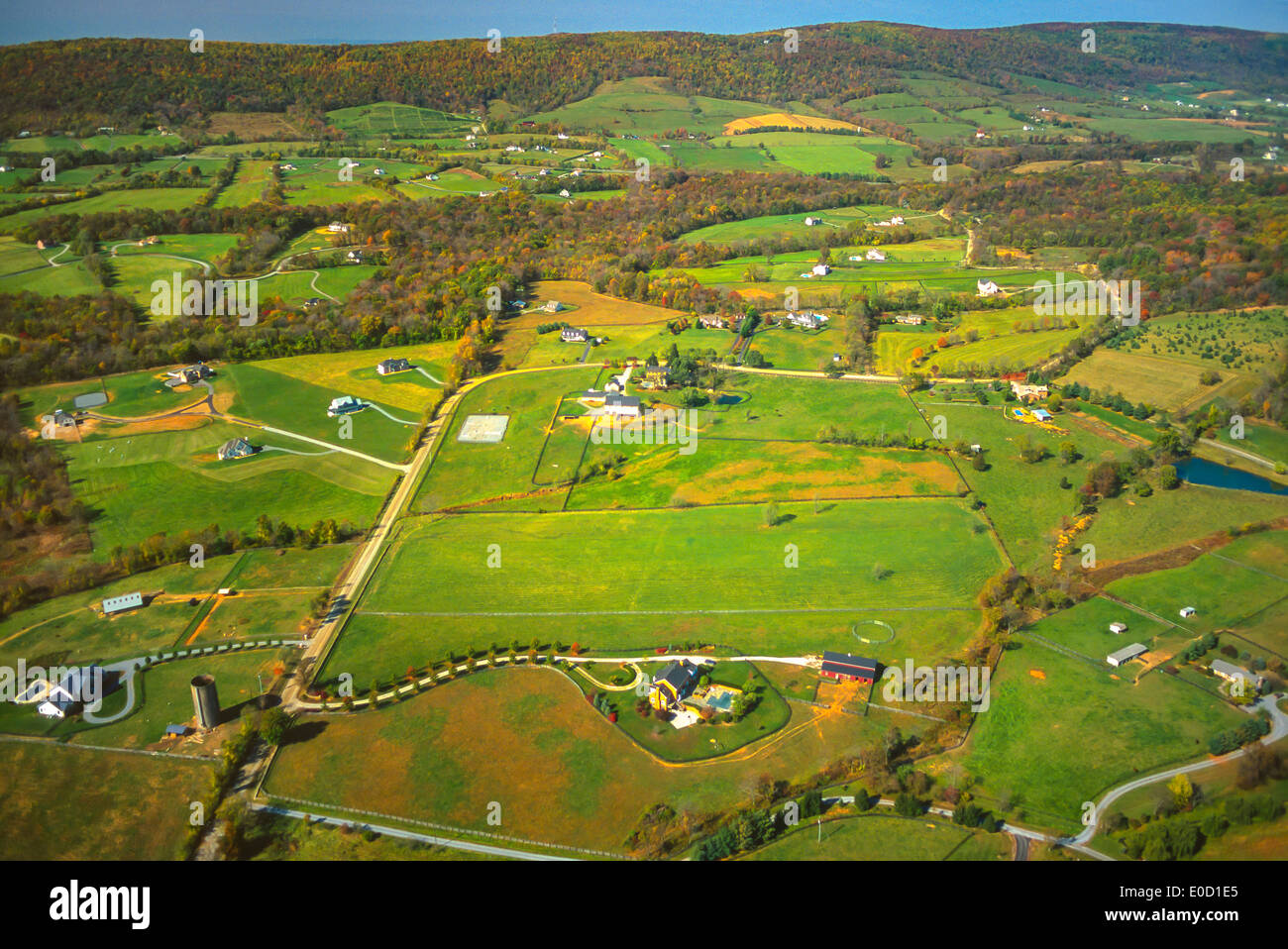 LOUDOUN COUNTY, VIRGINIA, USA - Aerial of homes on large plots with Blue Ridge mountains in distance. Stock Photo