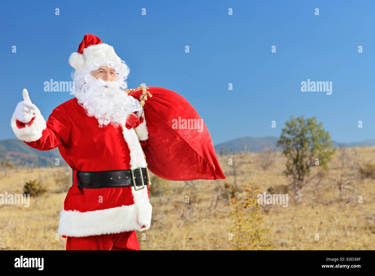 Santa holding a bag hi-res stock photography and images - Alamy