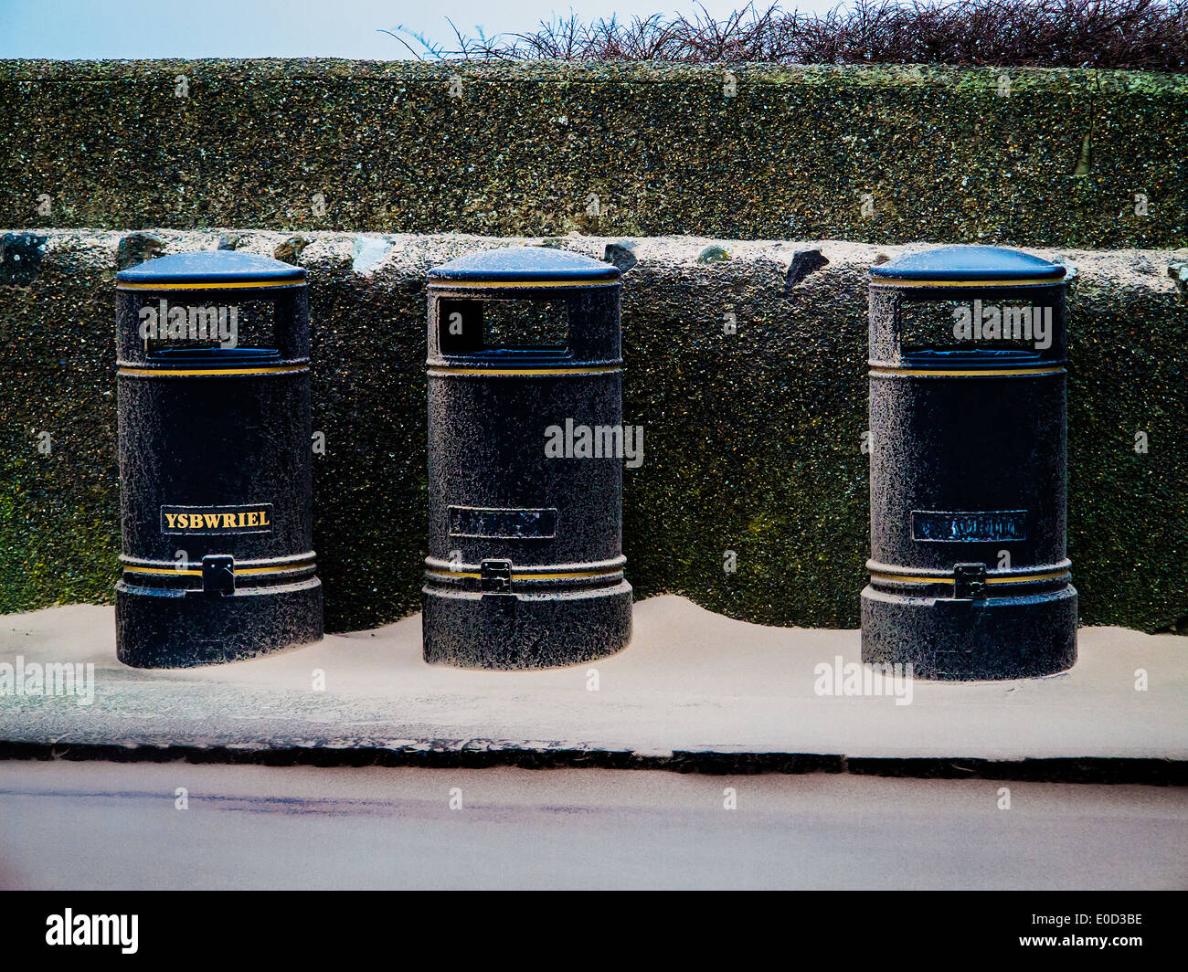 Opening garbage bins hi-res stock photography and images - Alamy