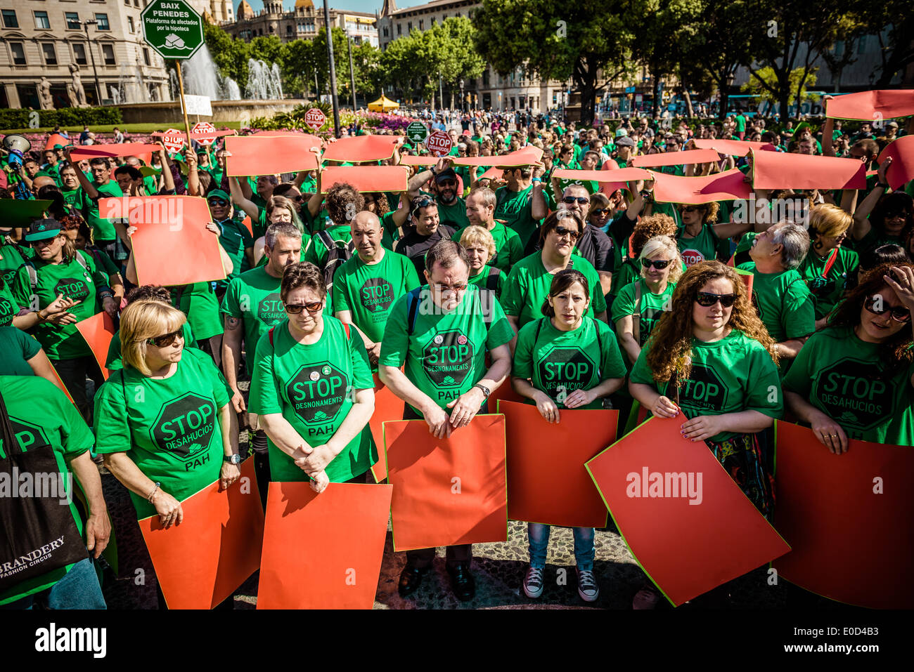 Barcelona, Spain. May 9th, 2014: Activists of the anti-eviction group 'PAH', the Platform of People Affected by Mortgages, gather at Catalonia Place with colored cartons to build a mosaic Credit:  matthi/Alamy Live News Stock Photo